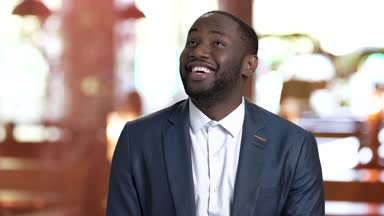Mutlu karışık Afro-Amerikan işadamı.