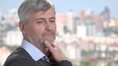 Arka plan bulanık düşünceli olgun adam.