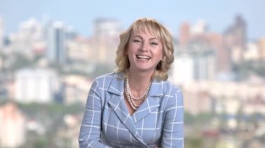 Güzel bir kadın üzerinde arka plan bulanık gülüyor.