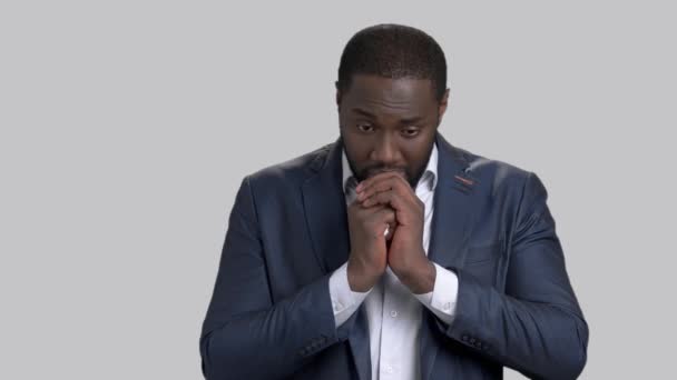 Empresário afro-americano lamentando algo . — Vídeo de Stock