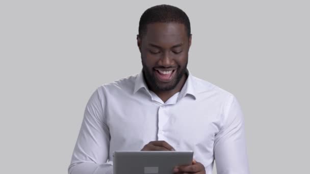 Empresario guapo usando la tableta de PC . — Vídeos de Stock