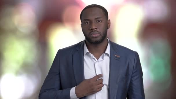 Bonito empresário afro-americano ajustando sua camisa . — Vídeo de Stock