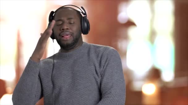 Energický muž poslechu hudby ve sluchátkách. — Stock video