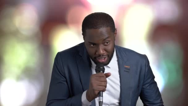 Afroamerikaner spricht ins Mikrofon. — Stockvideo
