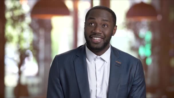 Empresario afro-americano muy contento . — Vídeos de Stock