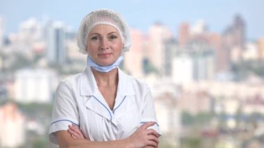 Silah ile büyüleyici Doktor portresi geçti.