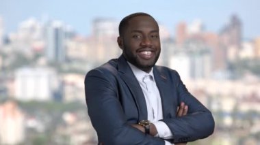 Afrikalı-Amerikalı işadamı poz arka plan bulanık.