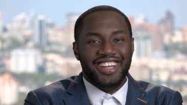 Oynak Afro-Amerikan işadamı yakın çekim.