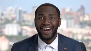 Sürpriz Afro-Amerikan işadamı yakın çekim.
