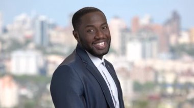 Afro-Amerikan adam öpücük ifade ile.