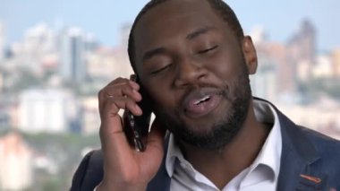 Evet çok memnun Afrikalı-Amerikalı adam.