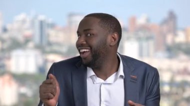 Komik Afrikalı-Amerikalı adam arka plan bulanık üzerinde.