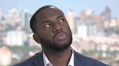 Üzgün Afro-Amerikan işadamı yüzü.