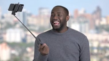 Komik Afro-Amerikan çocuk selfie stick kullanarak.