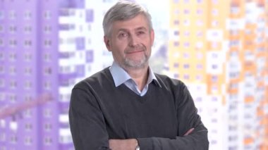 Kollu yakışıklı beyaz adam geçti.