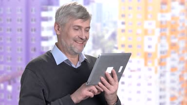 Olgun adam bilgisayar tablet kullanma.