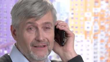 Telefonda konuşurken samimi adam yakın çekim.