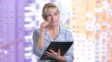 Panoya yazılı gülümseyen Olgun kadın.