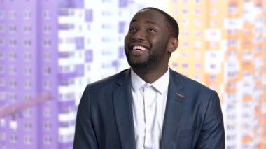 Arka plan bulanık üzerinde memnun Afro-Amerikan işadamı.