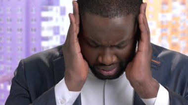 Baş ağrısı acı siyah işadamı kapatmak.