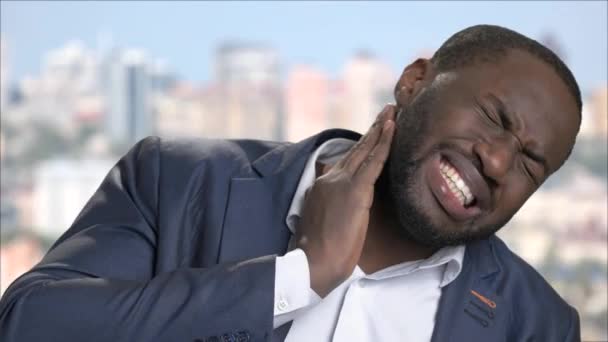 Gesicht eines schwarzen Geschäftsmannes mit Nackenschmerzen. — Stockvideo