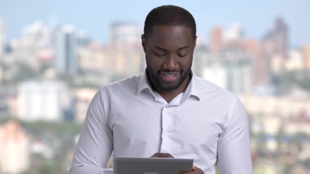 Homme d'affaires souriant utilisant une tablette numérique . — Video