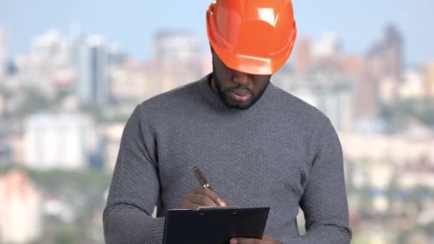 Afro-Amerikan foreman arka plan bulanık üzerinde. — Stok video