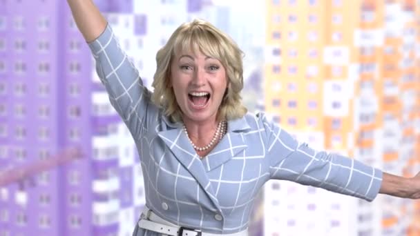 Mujer emocionada celebrando la victoria . — Vídeos de Stock