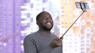 Afro-Amerikan adam selfie alarak gülümseyen.