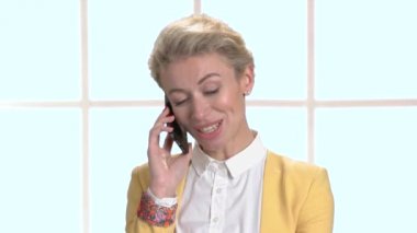 Evet büyüleyici iş kadını. Akıllı ofis pencere arka plan üzerinde genç güzel iş bilen bir kadın portresi.