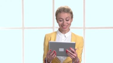 Güzel kadın iş yerinde PC tablet kullanma.