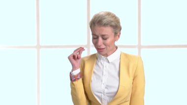 Genç kadın gözleri kapalı şarkı söylüyor.