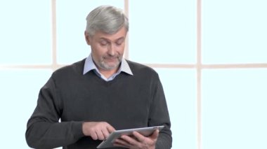 Olgun adam manifatura bir mesaj pc Tablet.