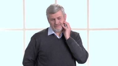 Olgun adam diş ağrısı çekiyor.