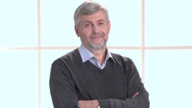 Kollu yakışıklı olgun adam geçti.