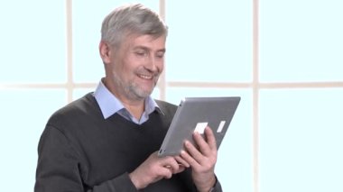 İnternet bağlantısı konuşan çekici adam.