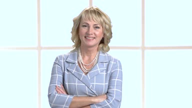 Zarif aşınmaya çok gülümseyen kadın.