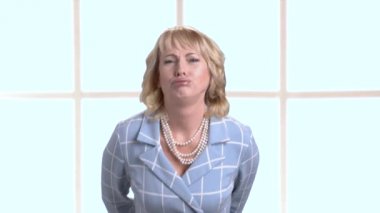 Komik Olgun kadın yapma yüz buruşturma.