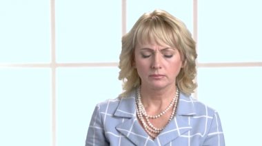 Kapalı gözlerle hasta kadın.