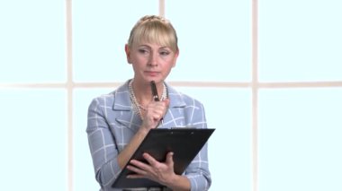 Zarif kadın Müfettiş panosuna yazma.