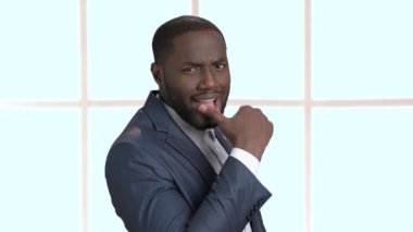 Genç Seksi esmer işadamı.