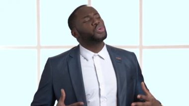 Toplantıda konuşan Afro-Amerikan politikacı.