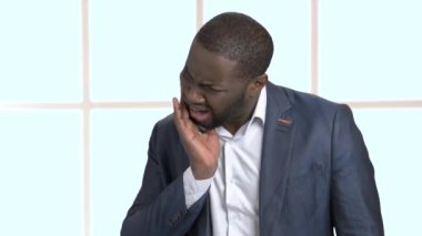 Afro-Amerikan işadamı diş ağrısı acı.