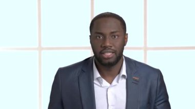 Komik Afro-Amerikan işadamı yapma yüz buruşturma.