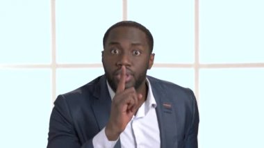 Kendine güvenen siyah işadamı sessizlik jest gösterilen.