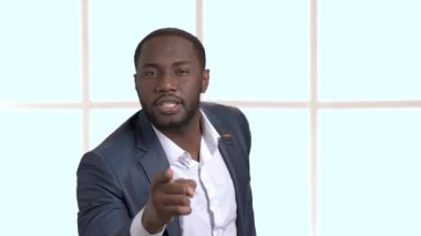 Siyah işadamı işaret parmağı ile işaret.