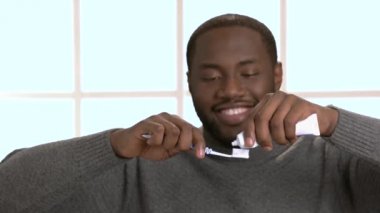 Diş macunu diş fırçası üzerinde koyarak Smiiling adam.