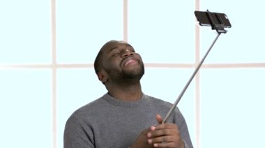 Selfie monopod ile alarak komik Afro-Amerikan çocuk.