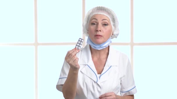 Vrouwelijke arts weergegeven: blister van pillen. — Stockvideo