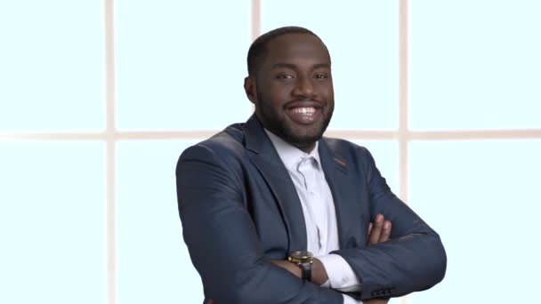 Веселий афро-американський підприємець з обіймами перетнула. — стокове відео
